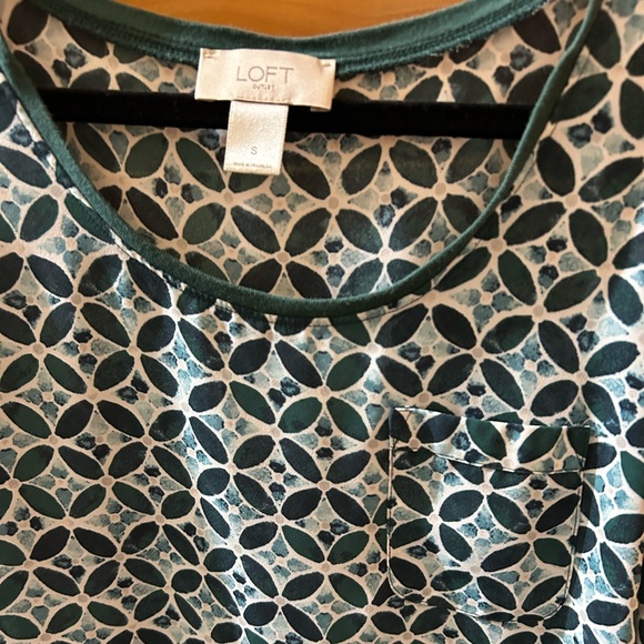 💝 3/$10.  Small Loft blouse tank top - Picture 2 of 5